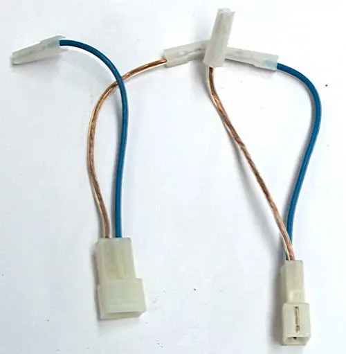 Daikin Adapterkabel mit zwei Steckverbindern und Kupferdrähten, geeignet für die Verbindung von Sensoren in Heizsystemen. Farbe der Drähte ist blau und braun.